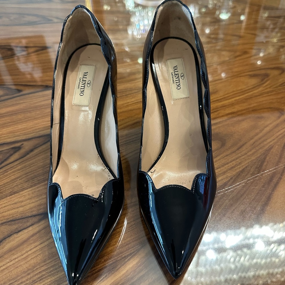 Valentino scallop black heels